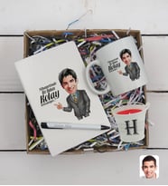 BK Gift Kişiye Özel Karikatür Tasarımlı Defter Kalem Kupa ve Mini Kovada Kokulu Mum Hediye Seti-4, Arkadaşa Hediye, Sevgiliye Hediye, Yeni İş Hediyesi