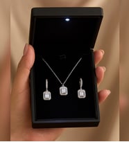 Premium Işıklı Kutuda 925 Ayar Gümüş Baget Kolye ve Baget Küpe Kadın Takı Seti