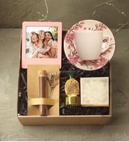 Kişiye Özel İnstagram Çerçeve & Renkli Kahve Fincanı & Tüplü Kartlı Türk Kahvesi & Dekoratif Mum & Dekoratif Led Işıklı Mini Metal Ananas Hediye Seti