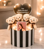 Kişiye Özel Fotoğraflı Pleksi Kalpli Krem Peluş Ayıcık Buketi