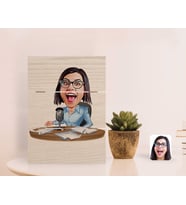 BK Gift Kişiye Özel Kadın Spiker Karikatürlü Otantik Masaüstü Ahşap Palet Çerçeve-1 (Beyaz)