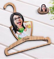 BK Gift Kişiye Özel Kadın Karikatürlü Standart Boy Ahşap Elbise Askısı-30