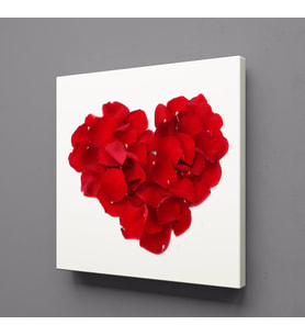 KIRMIZI GÜL YAPRAKLARINDAN KALP KANVAS TABLO 60x60cm (Karışık)