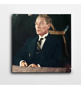 Atatürk Koltukta Kare Kanvas Tablo