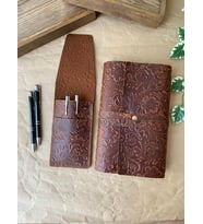 ALESTA LEATHER İsme Özel El Yapımı Hakiki Deri 2li Hediye Seti - Kitap/Ajanda Kılıfı ve Kapaklı Kalemlik (Çiçek Motifli)