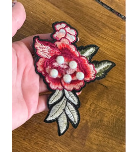 ÜTÜ İLE YAPIŞAN NAKIŞ İŞLEME İNCİLİ ÇİÇEK APLİKE DİKİŞ AKSESUARI 13X10 CM