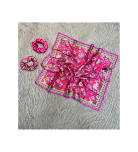 Kadın Dijital Baskılı Pembe Çiçek Fular & Simit Toka Seti – 1 Fular (48×48 cm) + 2 Simit Toka