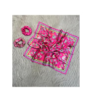 Kadın Dijital Baskılı Pembe Çiçek Fular & Simit Toka Seti – 1 Fular (48×48 cm) + 2 Simit Toka
