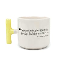 Yeryüzünde Gördüğümüz Her Şey, Kadının Eseridir Baskılı Sarı Kulplu T Kupa