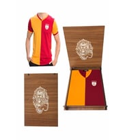 Galatasaray Lisanslı  Metin Oktay Forma  Aslan Ahşap Kutulu (Sarı-Kırmızı)