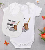 BK Kids Kişiye Özel Annemin Kahveye İhtiyacı Var Tasarımlı Bebek Body Zıbın ve Mama Önlüğü Hediye Seti - Model 1