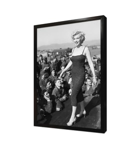 Marilyn Monroe Kalabalık Arasından Yürürken Çerçeveli Mdf Tablo
