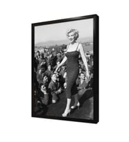 Marilyn Monroe Kalabalık Arasından Yürürken Çerçeveli Mdf Tablo