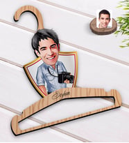 BK Gift Kişiye Özel Erkek Fotoğrafçı Karikatürlü Standart Boy Ahşap Elbise Askısı-1