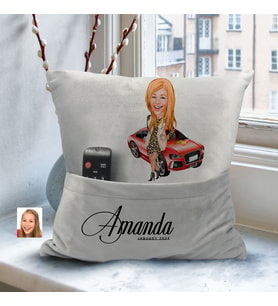 BK Gift Kişiye Özel Boss Anne Karikatür Tasarımlı Organizer Kumanda ve Atıştırmalık Cepli Gri Kırlent Yastık- 2 Arkadaşa Hediye, Cepli Yastık