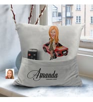 BK Gift Kişiye Özel Boss Anne Karikatür Tasarımlı Organizer Kumanda ve Atıştırmalık Cepli Gri Kırlent Yastık- 2 Arkadaşa Hediye, Cepli Yastık