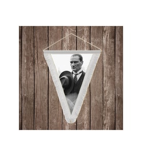 Takım Elbiseli Ulu Önder Gazi Mustafa Kemal Atatürk Beyaz Saçaklı Üçgen Flama Bayrak Hatıra Flama ATA69