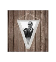 Takım Elbiseli Ulu Önder Gazi Mustafa Kemal Atatürk Beyaz Saçaklı Üçgen Flama Bayrak Hatıra Flama ATA69