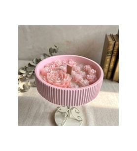 El Yapımı Çiçek Bahçesi Figürlü Pembe Mum – Ahşap Fitilli, Aromaterapi Dekoratif Mum
