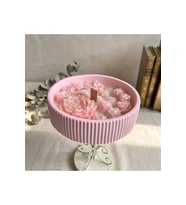 El Yapımı Çiçek Bahçesi Figürlü Pembe Mum – Ahşap Fitilli, Aromaterapi Dekoratif Mum