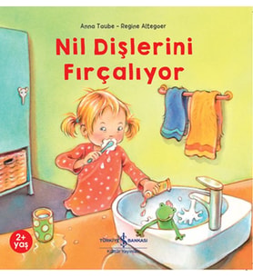 Nil Dişlerini Fırçalıyor