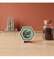 Modern Kurt Figürlü Göktürkçe Türk Yazısı ve Ay Yıldız Detaylı Masaüstü Süsü Çalışma Alanlarınıza Güç Katan Parça 10x10 cm, Açık Yeşil