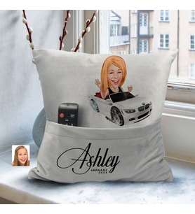 BK Gift Kişiye Özel Boss Anne Karikatür Tasarımlı Organizer Kumanda ve Atıştırmalık Cepli Gri Kırlent Yastık- 3 Arkadaşa Hediye, Cepli Yastık