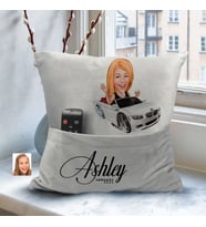 BK Gift Kişiye Özel Boss Anne Karikatür Tasarımlı Organizer Kumanda ve Atıştırmalık Cepli Gri Kırlent Yastık- 3 Arkadaşa Hediye, Cepli Yastık