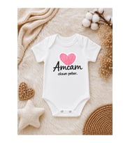 Amcam Olsun Yeter Yazılı Bebek Zıbını – Amca Temalı Kalpli Sevimli Bebek Body