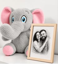 Peluş Fil ve Kişiye Özel Karakalem Fotoğraflı Ahşap Çerçeve Hediye Seti