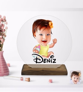 BK Gift Kişiye Özel Bebek Karikatürlü Yuvarlak Ahşap Standlı Biblo-1