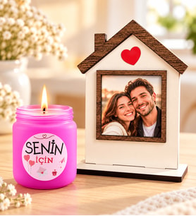 Kişiye Özel Fotoğraflı Ahşap Ev Çerçevesi ve El Yapımı Pembe Kokulu Mum (ab1)