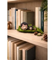 Kirpi Ailesi Dekoratif Biblo – Reçine El Yapımı Görünümlü Masa Üstü Süs 24x11x7.5 cm