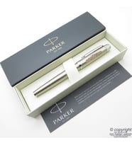 Parker Brushed Sanatsal Çizimli Roller Kalem  Benzersiz üründür. Yalnızca bir adet bulunmaktadır (Karışık)