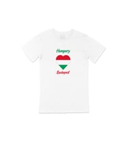 Budapeşte Macaristan Bayraklı Kalpli Tişört (Beyaz)