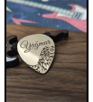 Kişiye Özel İsimli Gitar Penası Metal Sarı Pirinç Lazer Kazıma Çiçek Desenli (Altın / Dore)