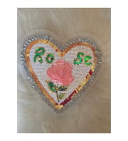 21X23 CM PUL PEYETLİ TASARIM ROSE (GÜL)YAZILI KALP APLİKE YAMA ARMA
