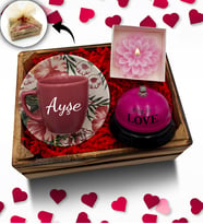 Kasa İçerisinde Pembe Fincan & Aşk Zili & Çiçek Mum Hediye Seti