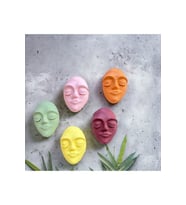 El Yapımı Duvar Maskları 5'li Set, Canlı Renklerle Boyalı Sakin Yüz Maskeleri, Duvar Dekor Objesi (Çok Renkli)