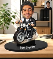 Kişiye Özel Motorcu Karikatür Biblo – Fotoğraflı Motosikletli Erkek Figürü – İsme Özel Biker Hediye İsme Özel Klasik Motorcu Karikatür Ahşap Biblo - Erkeğe Hediye