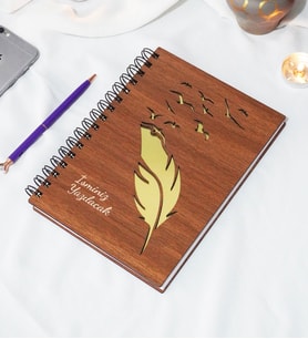 Kişiye Özel Kuş Tüy Desenli Ahşap Kapaklı Defter - Ajanda - İsme Özel - A5 60 Yaprak (120 SAYFA) Hediyelik (Gold)