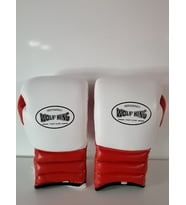 Wolfking marka Deri Boks Eldiveni beyaz renk ipli model Orjinal Dana derisidir. 10-12-14-16oz büyüklükte İstediğiniz Bedeni msj ile bildiriniz