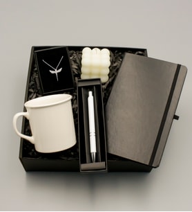 Siyah Defter & Beyaz Kupa & Melek Kolye & Beyaz Roller Kalem & Bubble Mum Hediye Seti