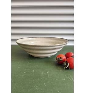 Modern 23 cm Salata Tabağı, şık ve kullanışlı tasarımıyla sofralarınıza zarafet katıyor