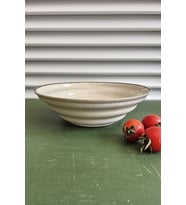 Modern 23 cm Salata Tabağı, şık ve kullanışlı tasarımıyla sofralarınıza zarafet katıyor