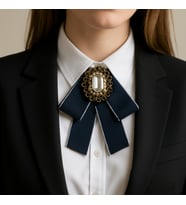 İnci ve Taş Detaylı Ayarlanabilir Papyon Broş – Vintage Stil