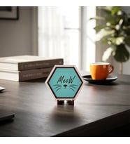 Sevimli Bıyık ve Meow Yazılı Masaüstü Aksesuarı Çalışma Alanlarınıza Estetik Katan Modern Özel Tasarım Ürün 10x10 cm