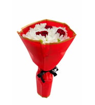 Siyah Kurdeleli Kırmızı Bukette Kırmızı Güller Ve Papatya