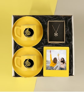 2'li Baskılı Renkli Fincan & Kişiye Özel İnstagram Çerçevesi & Kar Tanesi Gold Kolye Hediye Seti