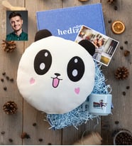 Kişiye Özel Karikatürlü Bordo Mavi Taraftar Hediye Kutusu - Kişiye Özel T Pastel Kupa, Peluş Yastık, Fotoğraf 1 Adet Doğum Günü Hediyesi